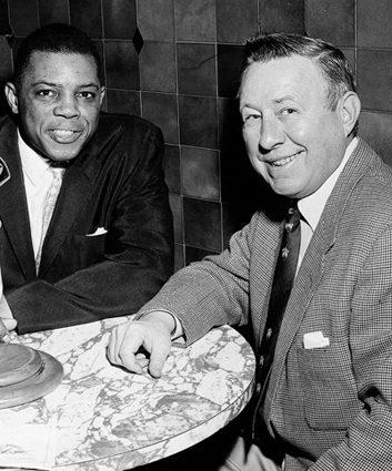 Chub Feeney enjoys a dinner with Willie Mays